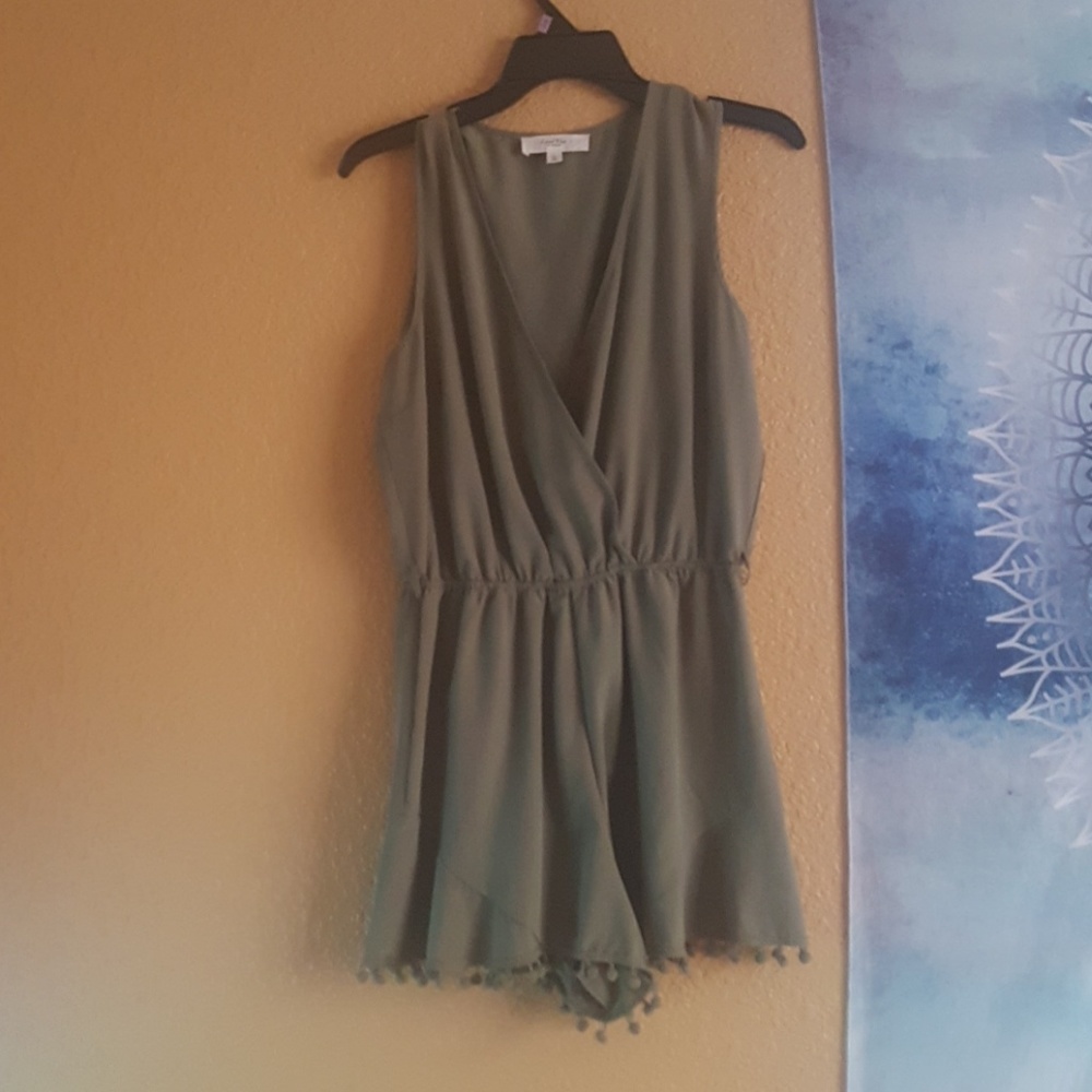 Camo green romper with deep v-neck! 💕